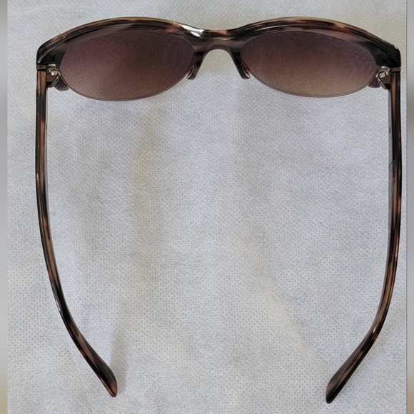 Cat-eye tortoise sunglasses. - Picture 3 of 4